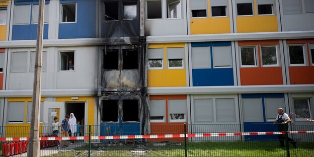Brandanschlag auf Unterkunft für Menschen mit Fluchterfahrung, Quelle: https://taz.de/Rechte-Gewalt-gegen-Gefluechtete/!5674901/