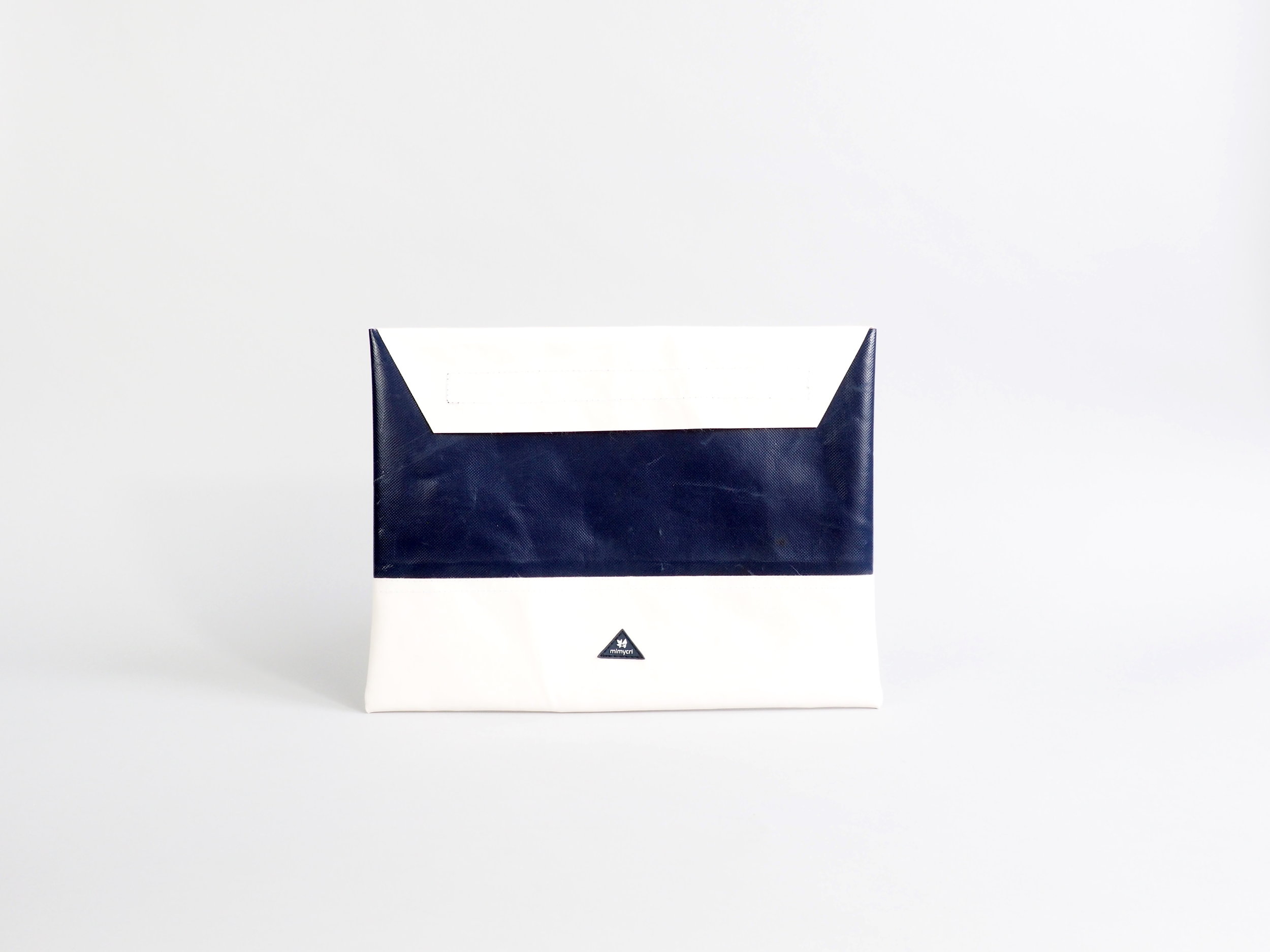 laptop blue white stehend.JPG