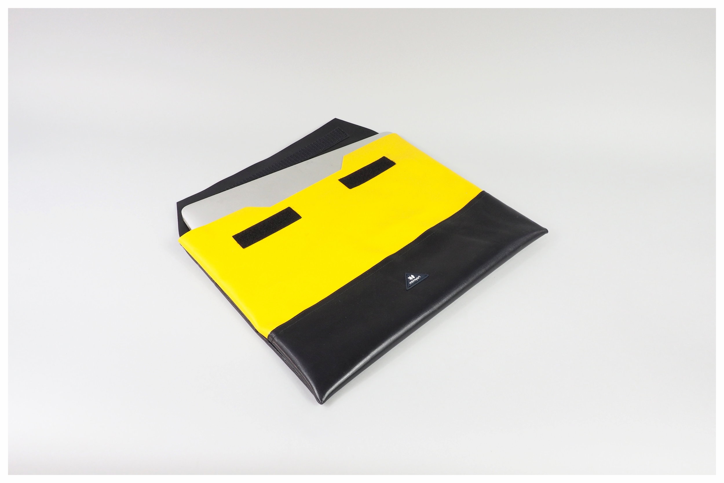 Laptop sleeve black yellow