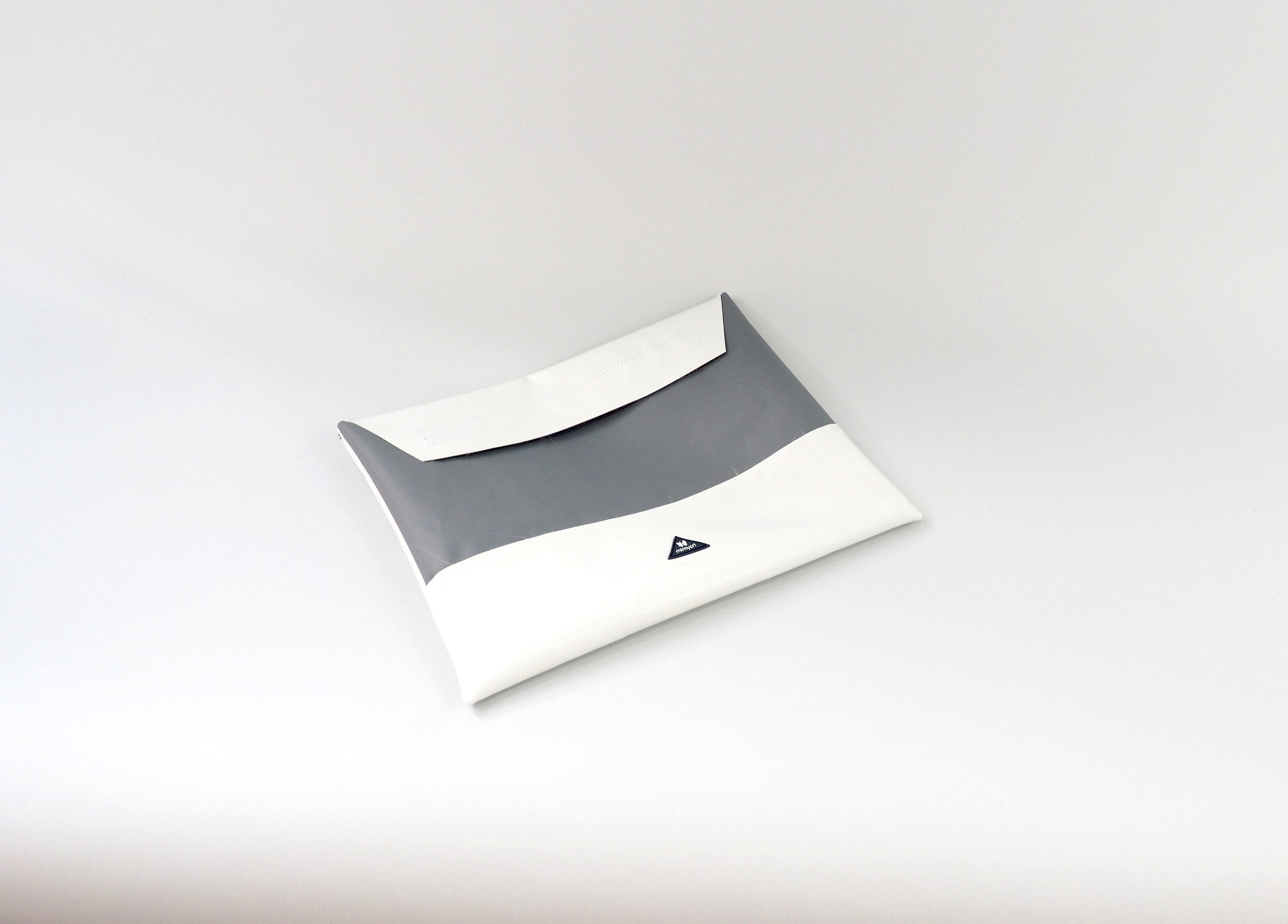 laptop case grey white.JPG