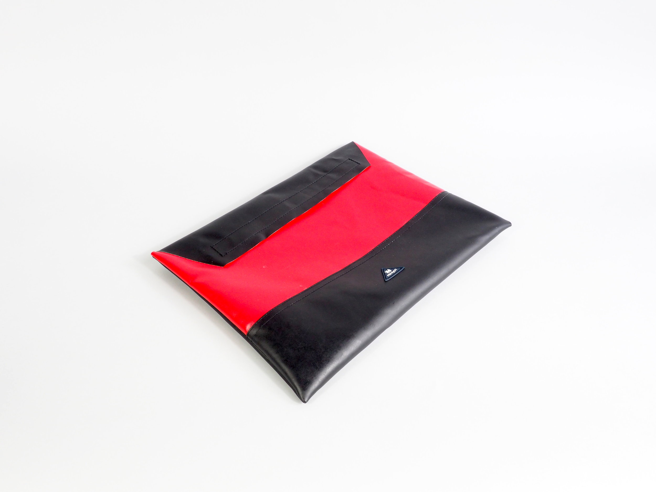 laptop red black liegend quer.jpeg