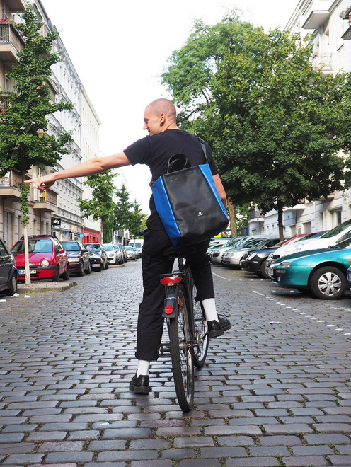 a man on a big with the mimycri shopper bag