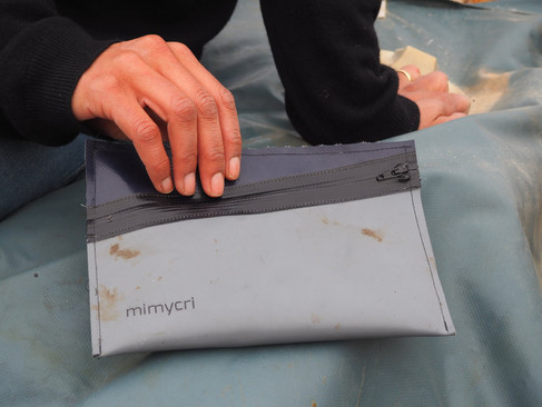 the mimycri pouch colour black-grey